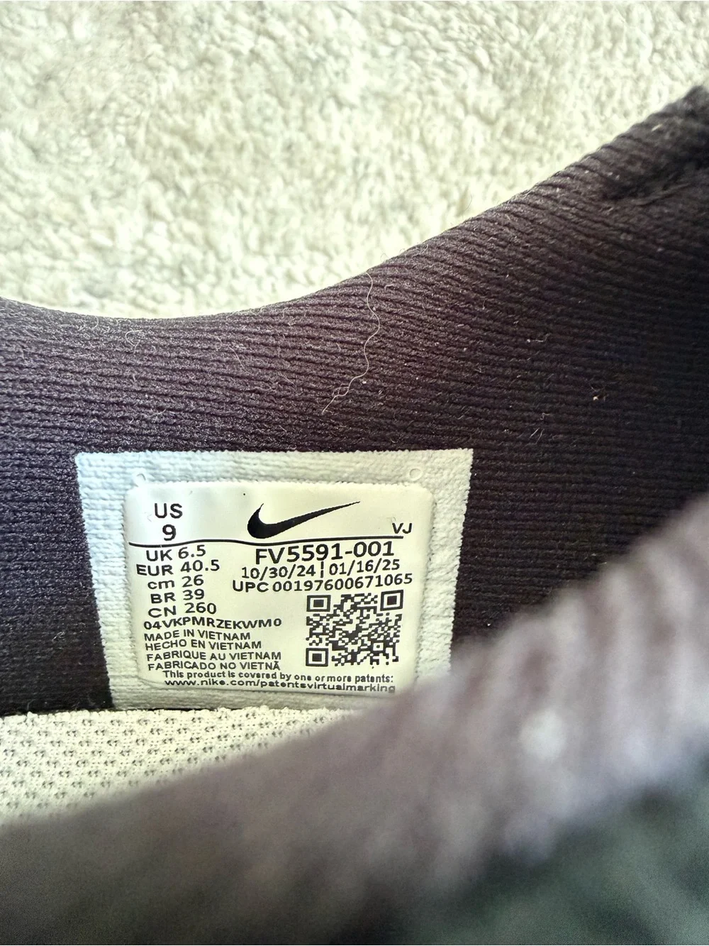 NEW Size 9- Nike Interact Run EasyOn Black White Flyknit